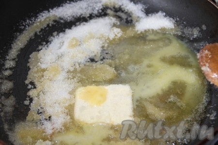 Сахар и сливочное масло растопить на сковороде.