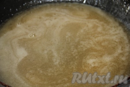 Добавить ванильный сахар и воду. Тушить на медленном огне до карамельного цвета. 