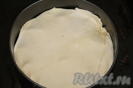 Накрыть яблоки тестом. 