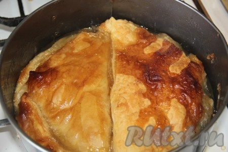 Выпекать в разогретой духовке 30-40 минут при температуре 180 градусов. Тесто должно стать золотистого цвета.
