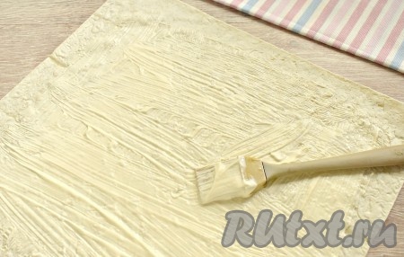 Расстилаем на столе тонкий свежий лаваш. Смазываем лаваш любимым майонезом, оставляя чистыми по 2 см с каждого края. Мне удобно смазывать лаваш майонезом с помощью кулинарной кисточки.