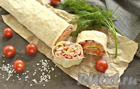 По истечении времени сочный, вкусный, аппетитный рулет из лаваша с начинкой из ветчины, помидоров и корейской моркови нарезаем острым ножом на кусочки и подаём к столу. Это блюдо станет отличной закуской и будет достойно смотреться на столе и в будни, и в праздники!