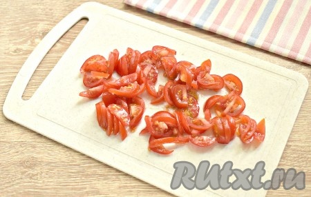 Помидоры моем, а затем нарезаем. Помидоры черри лучше нарезать полукружочками. Если же вы используете обычные помидоры, то нарежьте их на небольшие кубики.