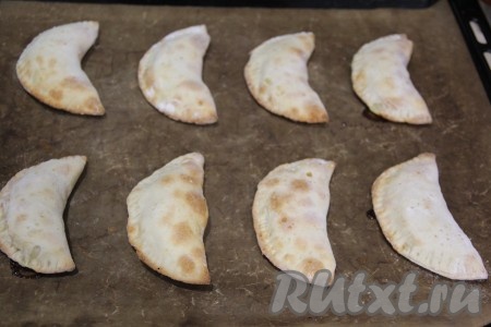 Выпекать кокроки в разогретой духовке минут 20 (до слегка золотистого цвета) при температуре 200 градусов.