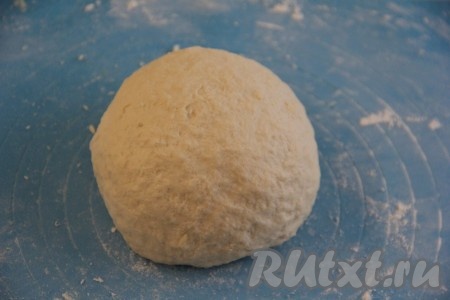 Тесто должно стать гладким, может слегка подлипать, прикрыть его полотенцем и оставить "отдохнуть" минут на 15-20.
