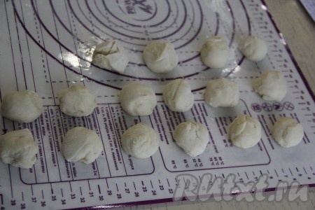 Разделить "отдохнувшее" тесто на 16 частей.