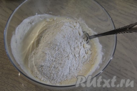 В получившуюся смесь всыпать небольшими порциями муку, хорошо перемешивая тесто сначала ложкой, а затем выложить на припылённую мукой поверхность (или на силиконовый коврик) и вымесить тесто руками.