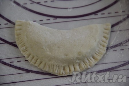 Накрыть начинку тестом и сформировать пирожок в форме полумесяца, края скрепить вилкой. Аналогично сформировать кокроки с яблоками из оставшихся частей теста (всего получится 16 пирожков).