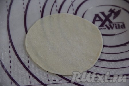 Тонко раскатать каждую часть теста в круг. Я обрезала края круга металлическим кольцом.