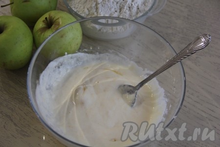 Перемешать содержимое миски ложкой (или вилкой).