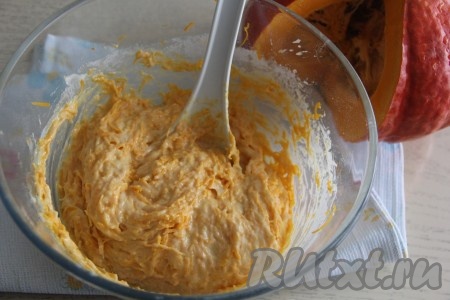Перемешать тесто лопаткой (или ложкой). Тесто для вафель из тыквы получится воздушным, в меру густым.