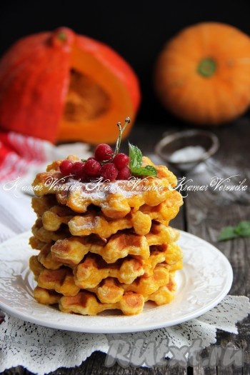 Присыпать яркие, вкусные, мягкие вафли сахарной пудрой или полить мёдом и подать к столу. Если у вас есть электровафельница, приготовьте в ней для себя и своих близких вафли с добавлением тыквы и у вас на столе будет солнечная, нежнейшая выпечка к чаю! 