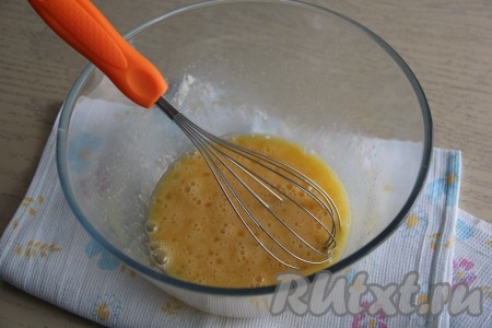 Венчиком перемешать яйца с сахаром так, чтобы получилась однородная смесь.