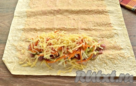 Завершающий слой будет из сыра. Натираем его и половиной натёртого сыра посыпаем сверху всю начинку.