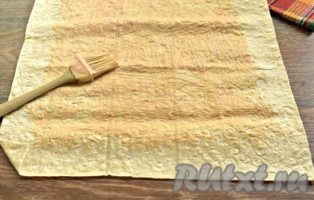 Майонез смешиваем с томатной пастой. Мы будем формировать 2 шаурмы, поэтому при формировании первой шаурмы нужно использовать половину продуктов, указанных в ингредиентах. Смазываем половиной получившегося соуса из майонеза и томатной пасты поверхность тонкого свежего лаваша, отступая от краёв 1,5-2 сантиметра.
