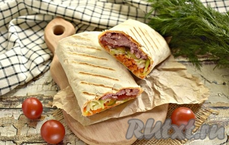 Вот так достаточно просто можно приготовить в домашних условиях вкусную, сочную шаурму с колбасой и сыром в лаваше, угощайтесь!&nbsp;
