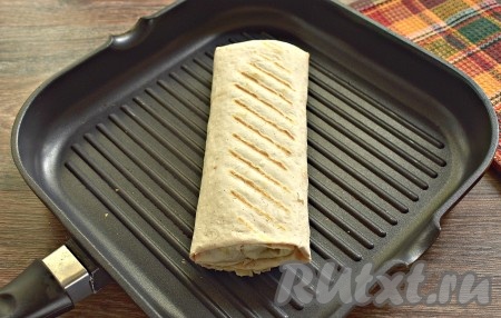 Подрумяниваем шаурму с колбасой и сыром на разогретой сухой поверхности сковороды-гриль (или на обычной сковороде) по минутке с каждой стороны (до румяности лаваша). Аналогично готовим ещё одну шаурму из оставшихся ингредиентов.