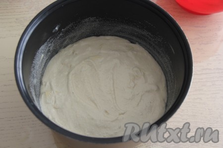 Выложить творожную массу, смешанную с яблоками, в чашу мультиварки  и разровнять.