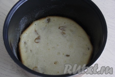 Включить режим мультиварки "Выпечка" на 1 час и готовить творожную запеканку с яблоками, закрыв крышку.