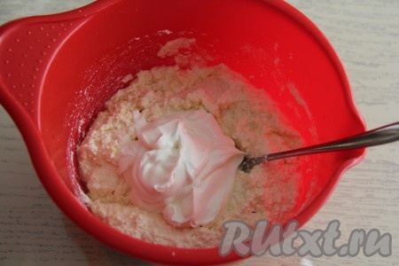 А затем сюда же выложить сметану и снова перемешать творожную массу.