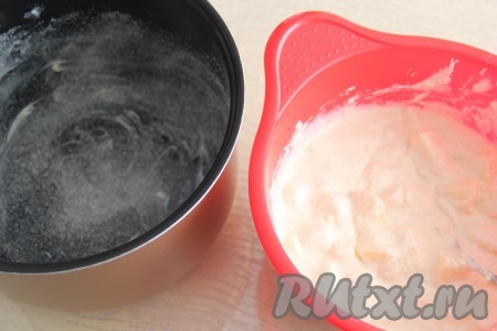 Чашу мультиварки хорошо смазать сливочным маслом и присыпать 1 чайной ложкой манки.