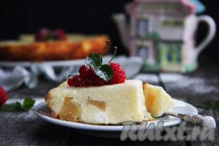 Вкусную, очень воздушную, нежную творожную запеканку, приготовленную с манкой и яблоками в мультиварке, нарезать на кусочки и подать в тёплом или холодном виде со сметаной или вареньем.