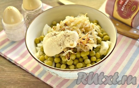 Заправляем салат майонезом, не забываем посолить и поперчить по вкусу.