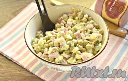 Перемешиваем все составляющие салата и перекладываем в салатник для подачи.

