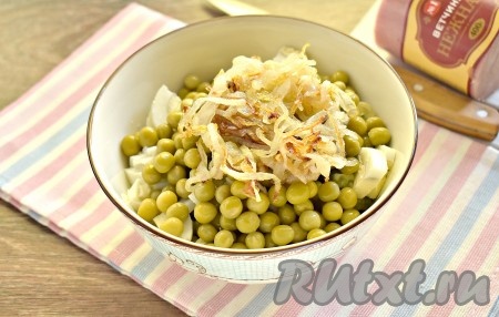 Остывший обжаренный лук тоже выкладываем в салат.