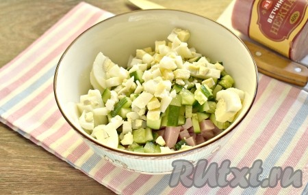 Яйца, заранее отваренные в кипящей воде в течение 8-10 минут, остужаем, а затем очищаем и тоже нарезаем на небольшие кубики, добавляем в салат из ветчины и свежих огурцов.