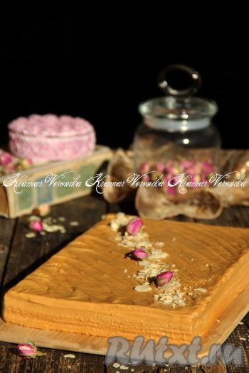 Перед подачей тортик можно украсить. Вот так достаточно просто из готовых вафельных коржей можно сделать нежнейший торт, пропитанный очень вкусным, в меру сладким кремом из сгущёнки и сметаны.