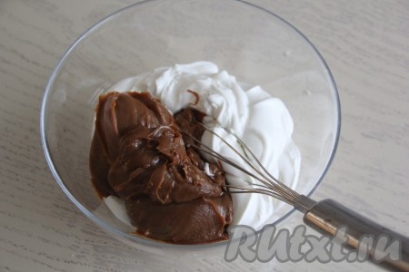 В миске соединить сметану и варёную сгущёнку.