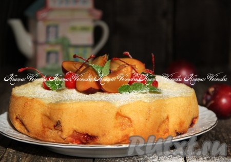 Шарлотка с яблоками и сливами в мультиварке