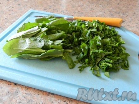 Щавель и шпинат промыть и нарезать.