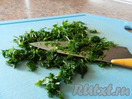 Мелко нарезать петрушку и укроп.