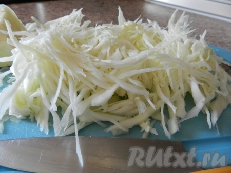 Нашинковать тонко капусту.
