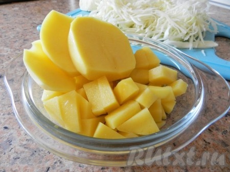 Картошку очистить и нарезать.