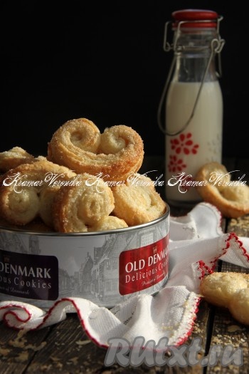 Вкусные, приятно похрустывающие слоёные завитушки с сахаром можно подать к столу и в тёплом, и в остывшем виде.