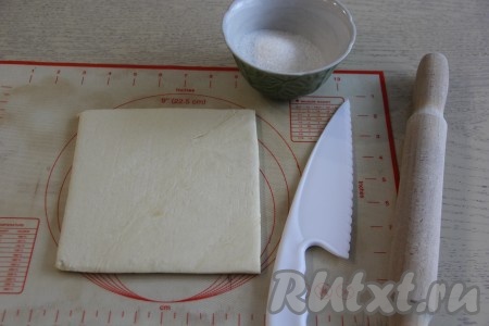 Тесто разморозить при комнатной температуре.