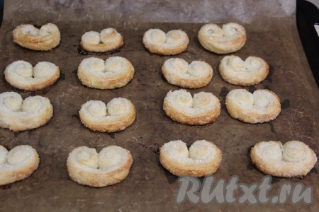 Выпекать завитушки из слоёного теста с сахаром в разогретой духовке, примерно, 15-20 минут (до лёгкого золотистого цвета) при температуре 200 градусов. У меня получилось 16 завитушек среднего размера.