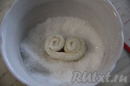 Обвалять завитушки со всех сторон в сахаре.