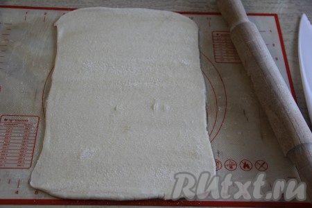 Смазать пласт теста водой с помощью кулинарной кисти. Присыпать 25 граммами сахара.