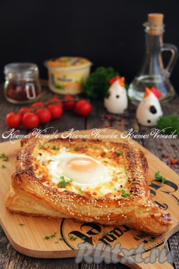 Готовый хачапури из слоёного теста по-аджарски с творогом и сыром подать в горячем виде. Желток должен остаться жидким.