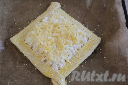 Бортики (края) хачапури смазать желтком и посыпать кунжутом.