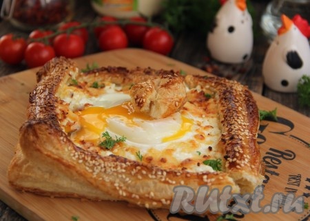 Кушают такой хачапури по-аджарски руками, отрывая с краю кусочек теста и макая в жидкий желток. Очень вкусно и сытно!