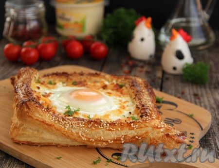 Хачапури из слоёного теста по-аджарски с творогом и сыром