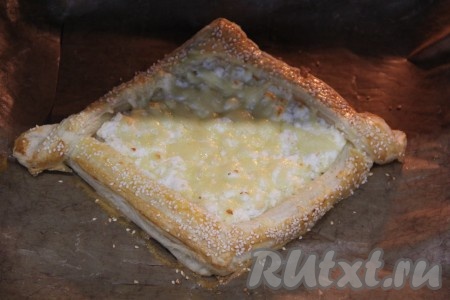 Поставить хачапури в разогретую до 200 градусов духовку на 10 минут.