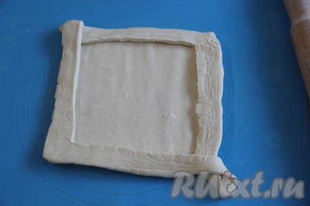 Перекинуть полоски теста на противоположные стороны, тем самым формируя бортики.