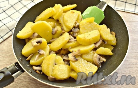 Картофель обжариваем с грибами, иногда помешивая, на среднем огне в течение минут 6-7.