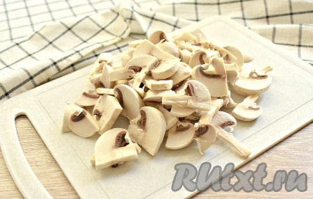 Свежие шампиньоны ополаскиваем, удаляя загрязнения, а затем нарезаем на пластинки.